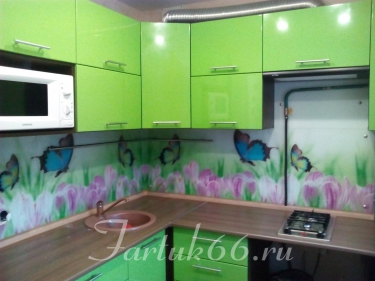 Кухонный фартук из стекла